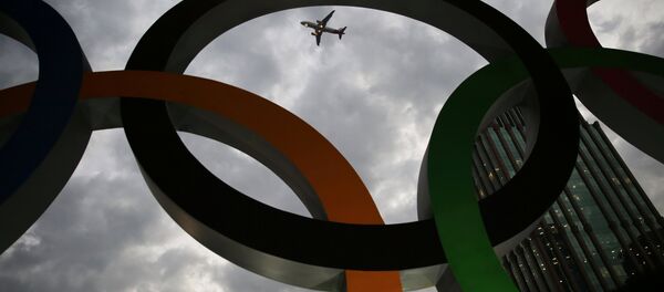 Avion leti iza Olimpijskih krugova u Rio de Žaneiru Avion leti iza Olimpijskih krugova u Rio de Žaneiru - Sputnik Srbija