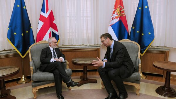 Predsednik Vlade Srbije Aleksandar Vučić sa ambasadorom Velike Britanije Denisom Kifom. - Sputnik Srbija