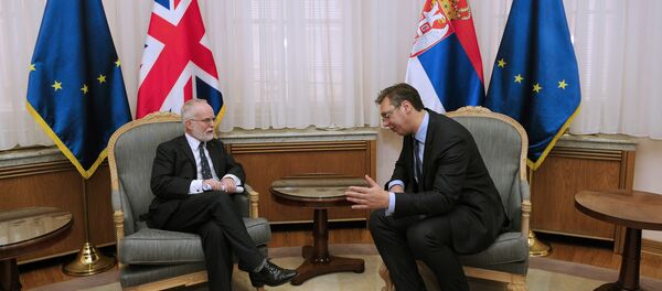 Predsednik Vlade Srbije Aleksandar Vučić sa ambasadorom Velike Britanije Denisom Kifom. Predsednik Vlade Srbije Aleksandar Vučić sa ambasadorom Velike Britanije Denisom Kifom. - Sputnik Srbija