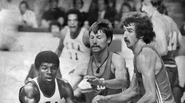 Zoran Moka Slavnić (u sredini) sa reprezentaticem SAD Filom Fordom i saigračem Draganom Kićanovićem u finalu Olimpijskih igara 1976. god. u Montrealu, Kanada. - Sputnik Srbija
