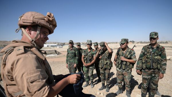 Ruski instruktor obučava sirijske vojnike za pretraživanje i otkrivanje eksplozivnih naprava u Palmiri. - Sputnik Srbija