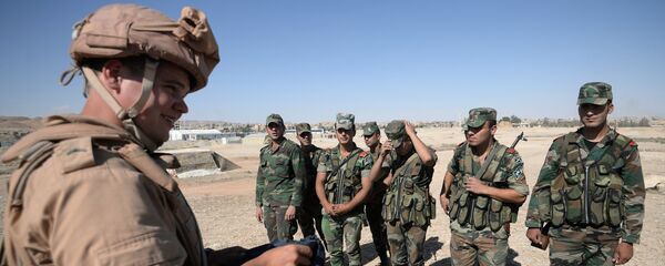 Ruski instruktor obučava sirijske vojnike za pretraživanje i otkrivanje eksplozivnih naprava u Palmiri. - Sputnik Srbija