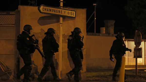 Francuski žandarmi u Parizu u vreme sukoba građana i policije. - Sputnik Srbija