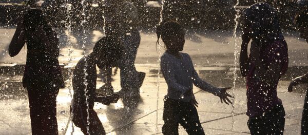 Deca u Iranu uživaju u fontani u Ibrahimovom parku u Teheranu na temperaturi od 35 stepeni. - Sputnik Srbija