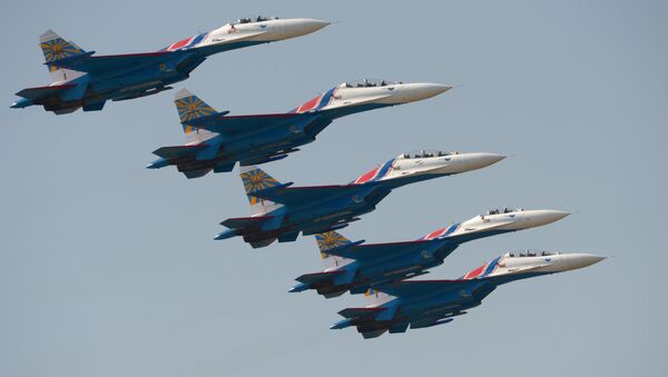 Aero-tim Ruski vitezovi u ruskim borbenim avionima Su-27 tokom proslave Dana vazdušnih snaga u Lipecku. - Sputnik Srbija