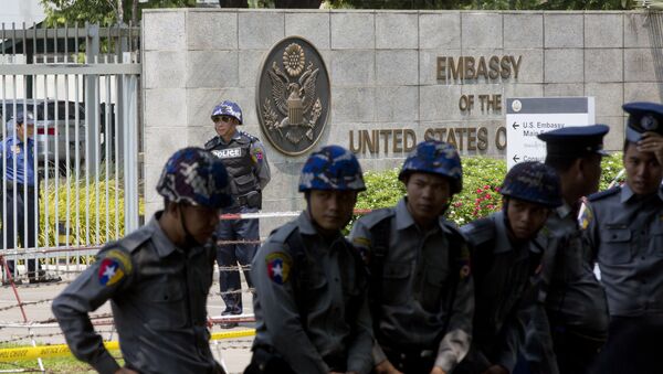 Припадници полиције испред америчке амбасаде у Јангону. - Sputnik Србија