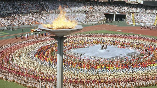 Олимпијски пламен на церемонији отварања Летњих олимпијских игара у Сеулу 17. септембра 1988. - Sputnik Србија