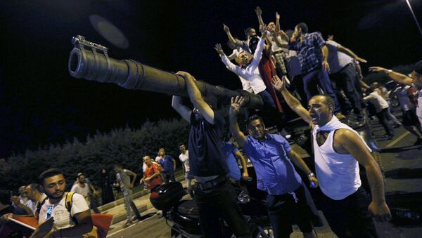 Ljudi stoje na turskom tenku na aerodromu Ataturk u Istambulu. - Sputnik Srbija