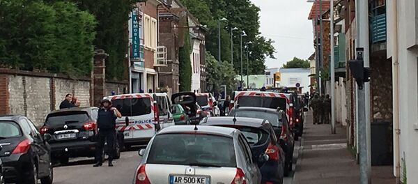 Двојица наоружаних људи узимају таоце у цркви у француској Нормандији - Sputnik Србија