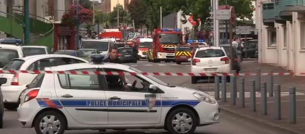 Француска полиција контролише ситуацију испред цркве у Нормандији где су наоружани нападачи држали таоце. 26. јул 2016. - Sputnik Србија