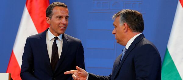 Аустријски канцелар Кристијан Керн и мађарски премијер Виктор Орбан - Sputnik Србија