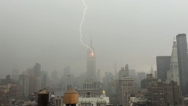 Гром удара у Емпајер стејт билдинг током олује у Њујорку. - Sputnik Србија