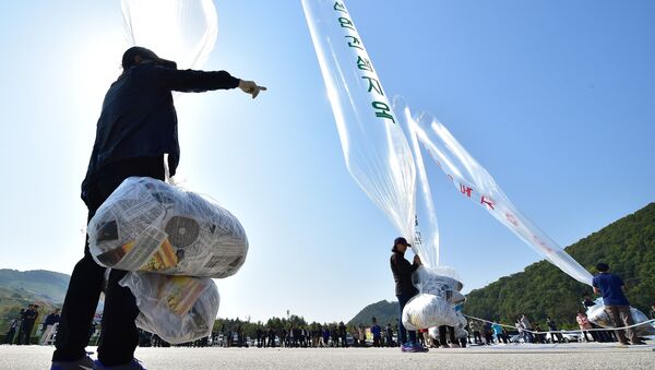 Južnokorejski aktivisti pripremaju se da puste balone sa lifletima protiv Severne Koreje u Padžuu, severno od Seula. - Sputnik Srbija