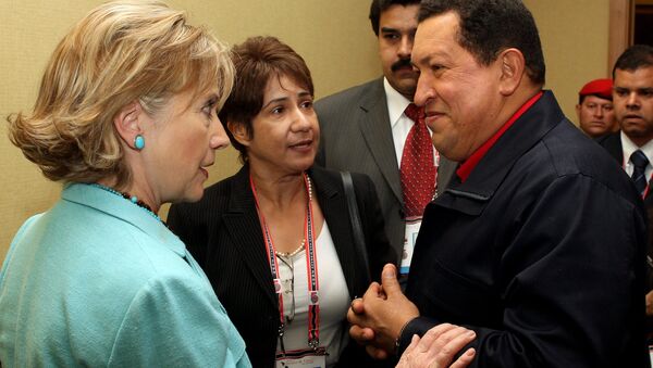 Амерички државни секретар Хилари Клинтон и председник Венецуеле Уго Чавес на самиту Америка 2009. - Sputnik Србија