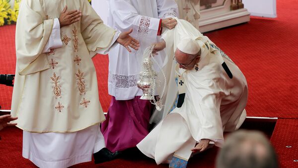 Papa pao tokom mise u Poljskoj - Sputnik Srbija