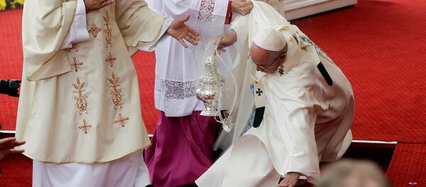 Papa pao tokom mise u Poljskoj - Sputnik Srbija