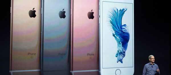 Direktor Epla Tim Kuk predstavlja ajfon 6s u San Francisku. Direktor Epla Tim Kuk predstavlja ajfon 6s u San Francisku. - Sputnik Srbija