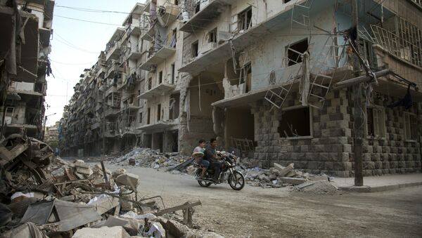 Sirijci se voze motorom pored oštećenih zgrada u istočnom delu Alepa. - Sputnik Srbija