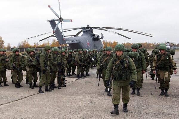 Руски падобранци окупљају се око хеликоптера Ми-26 током војне вежбе у региону Псков у Западном војном округу. Руски падобранци окупљају се око хеликоптера Ми-26 током војне вежбе у региону Псков у Западном војном округу. - Sputnik Србија