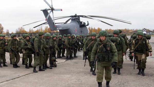 Руски падобранци окупљају се око хеликоптера Ми-26 током војне вежбе у региону Псков у Западном војном округу. - Sputnik Србија