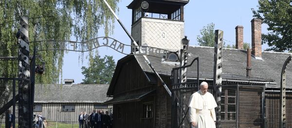 Papa Franja u Aušvicu, Poljska - Sputnik Srbija