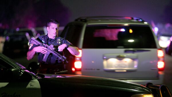 Полицајац у Сан Дијегу после пуцњаве у којој му је убијен један колега, а други рањен - Sputnik Србија