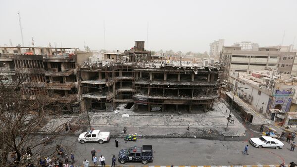Pogled na mesto eksplozije automobila u trgovinskom delu Karade u Bagdadu. - Sputnik Srbija