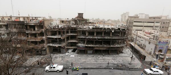 Поглед на место експлозије аутомобила у трговинском делу Караде у Багдаду. Поглед на место експлозије аутомобила у трговинском делу Караде у Багдаду. - Sputnik Србија