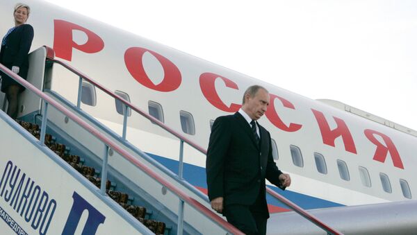 Vladimir Putin izlazi iz aviona - Sputnik Srbija