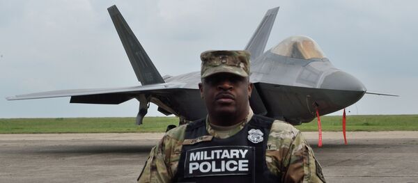 Амерички војник испред авиона раптор - Sputnik Србија