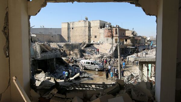 Људи на месту ваздушних удара у граду Атареб у сиријској провинцији Алеп, који држе побуњеници - Sputnik Србија