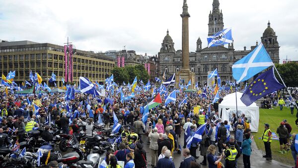 Присталице независности Шкотске протестују у Глазгову. - Sputnik Србија