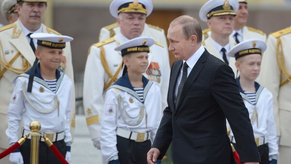 Руски председник Владимир Путин на церемонији прославе Дана руске морнарице - Sputnik Србија