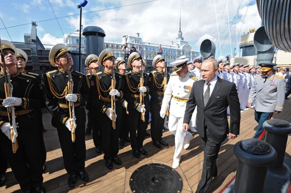 Прослава 320. годишњице морнарице: Путин на чувеној „Аурори“ (видео) Прослава 320. годишњице морнарице: Путин на чувеној „Аурори“ (видео) - Sputnik Србија