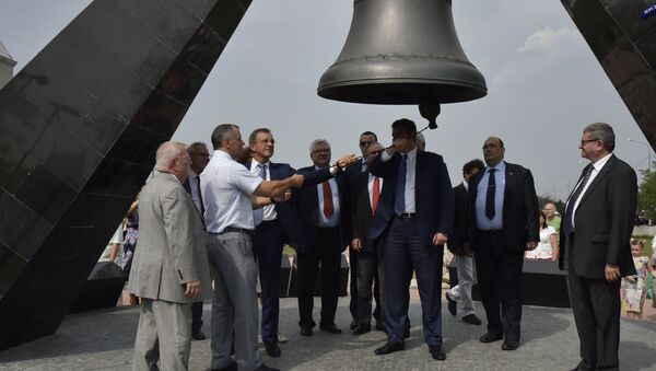 Poslanici francuskog parlamenta tokom posete memorijalnom kompleksu Crveni u Simferopolju. - Sputnik Srbija
