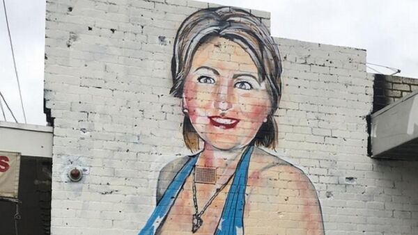 Fotografija grafita Hilari Klinton u kupaćem kostimu umetnika poznatog kao Lašsak - Sputnik Srbija