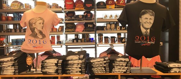 Одећа са ликовима кандидата за председника САД, Хилари Клинтон и Доналда Трампа - Sputnik Србија