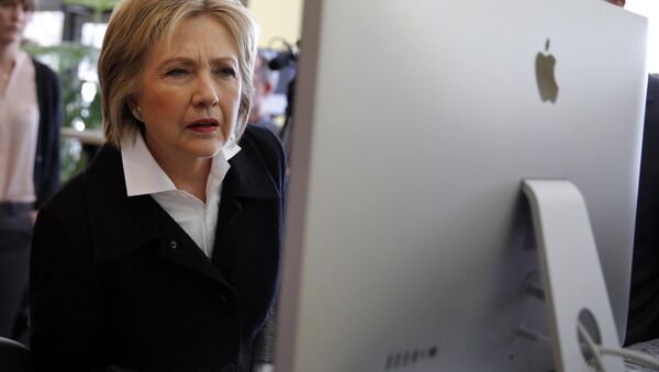 U.S. Democratic presidential candidate Hillary Clinton looks at a computer screen (File) - Sputnik Србија