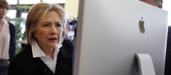 U.S. Democratic presidential candidate Hillary Clinton looks at a computer screen (File) - Sputnik Srbija