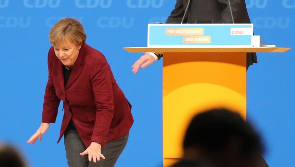 Ангела Меркел се саплиће током одржавања самита Хришћанско-деократске партије у Немачкој - Sputnik Србија