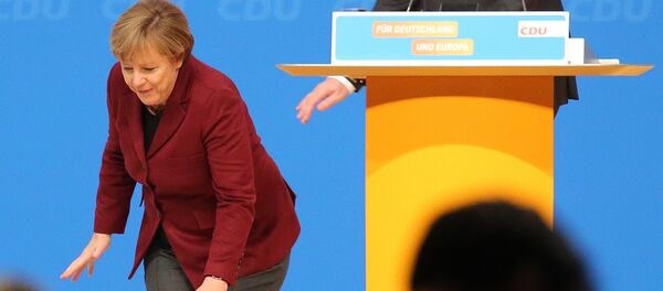 Ангела Меркел се саплиће током одржавања самита Хришћанско-деократске партије у Немачкој - Sputnik Србија