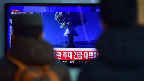 Људи гледају вести у Јужној Кореји о тестирању бомбе - Sputnik Србија