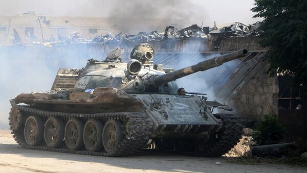 Pripadnik Slobodne sirijske armije viri iz tenka u jugozapadnom delu Alepa - Sputnik Srbija
