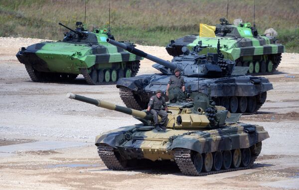 Posada tenka T-72B3 Vojske Srbije tokom takmičenja u tenkovskom bijatlonu na poligonu Alabino. Posada tenka T-72B3 Vojske Srbije tokom takmičenja u tenkovskom bijatlonu na poligonu Alabino. - Sputnik Srbija