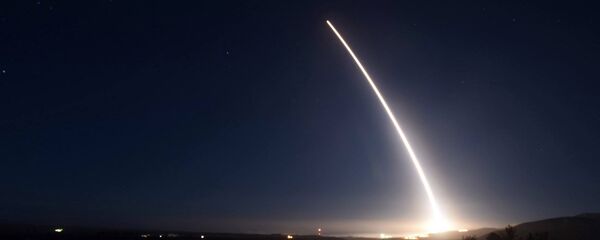 Америчка интерконтинентална балистичка ракета Минутмен III током оперативног теста у ваздушној бази Ванденберг у Калифорнији. - Sputnik Србија