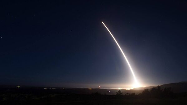 Američka interkontinentalna balistička raketa Minutmen III tokom operativnog testa u vazdušnoj bazi Vandenberg u Kaliforniji. - Sputnik Srbija
