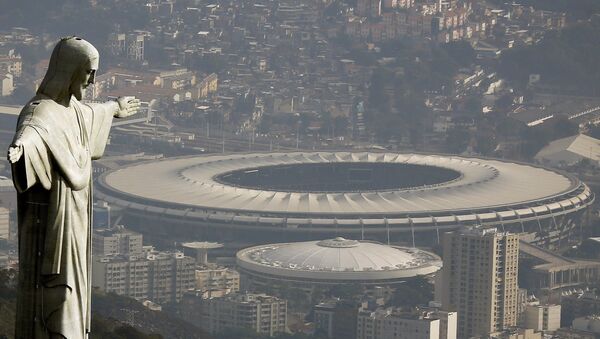 Pogleda na Rio de Ženairo sa statuom Hrista Spasitelja i stadionom Marakana u pozadini. - Sputnik Srbija