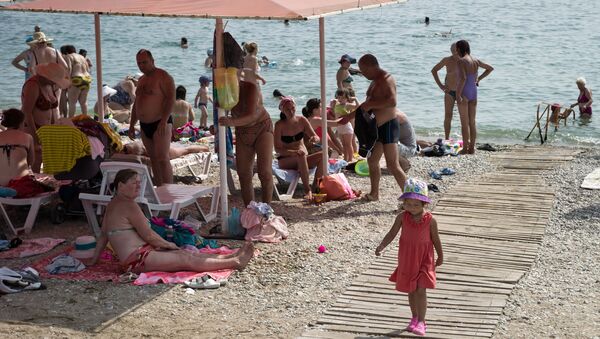 Turisti na plaži u Teodosiji na Krimu. - Sputnik Srbija