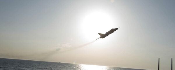 Руски авион Сухој Су-24 прелеће изнад америчког разарача Доналд Кук изнад Балтичког мора. - Sputnik Србија