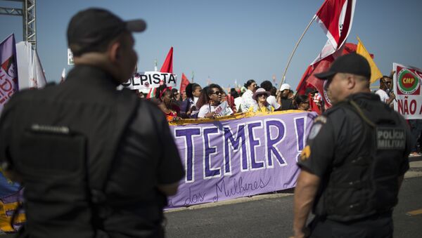 Демонстранти стоје испред полиције током протеста против привременог бразилског председника Мишела Темера и Олимпијских игара у Рио де Жанеиру. - Sputnik Србија